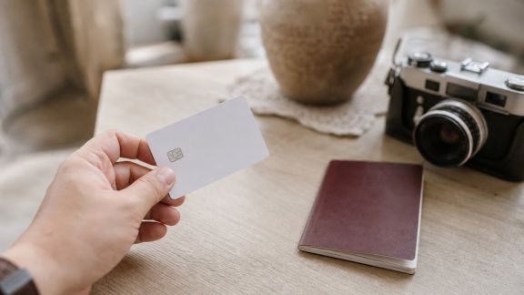 Comment bien choisir sa carte bancaire pour voyager sans stress