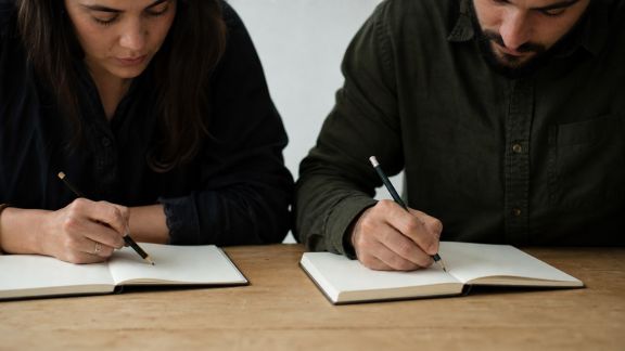 Écrire son carnet de route à deux : astuces pour un récit à partager