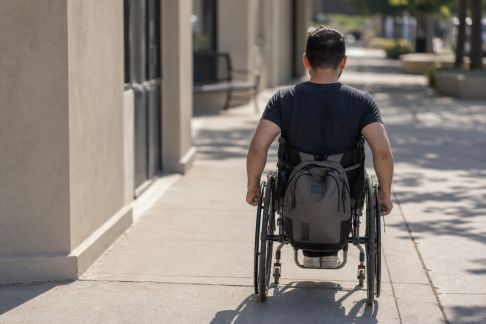 Voyager en toute autonomie avec un handicap : conseils essentiels