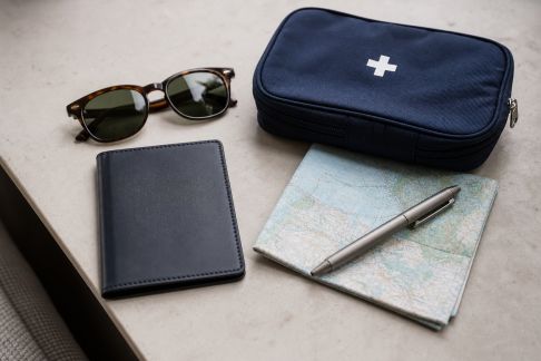 Checklist indispensable avant de partir : documents et santé en voyage